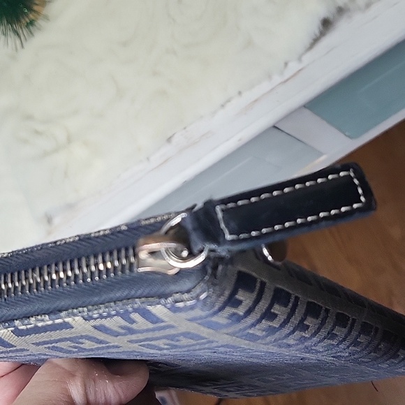 Fendi Zip Around Wallet Authentic - Picture 5 of 12